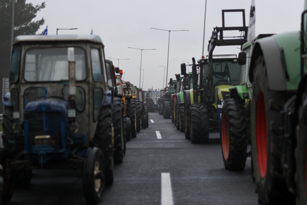 Η κακοκαιρία δεν πτοεί τους αγρότες: Δυναμώνουν τα μπλόκα σε όλη τη χώρα