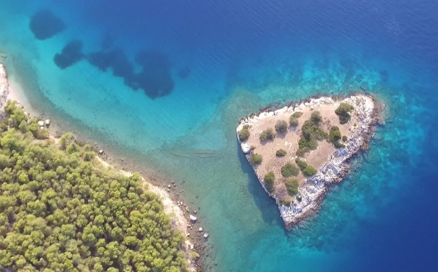 Το «νησί των βρικολάκων» δίπλα στην Αθήνα – Η μυστηριώδης ιστορία του