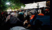 «Ως εδώ!»: Η στεγαστική κρίση βγάζει χιλιάδες Πορτογάλους στους δρόμους (Βίντεο)
