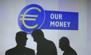 Bloomberg: Η ΕΚΤ απειλεί να κόψει τη χρηματοδότηση των ελληνικών τραπεζών