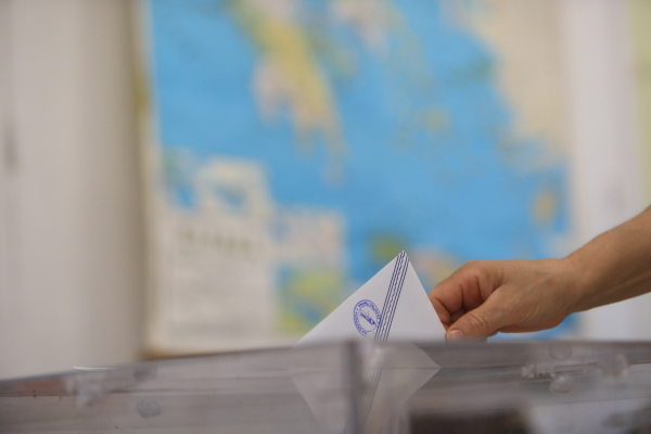 Η βελόνα «δεν ξεκολλά» – Νέες καμπάνες από τις νέες δημοσκοπήσεις σε ΝΔ και ΠΑΣΟΚ