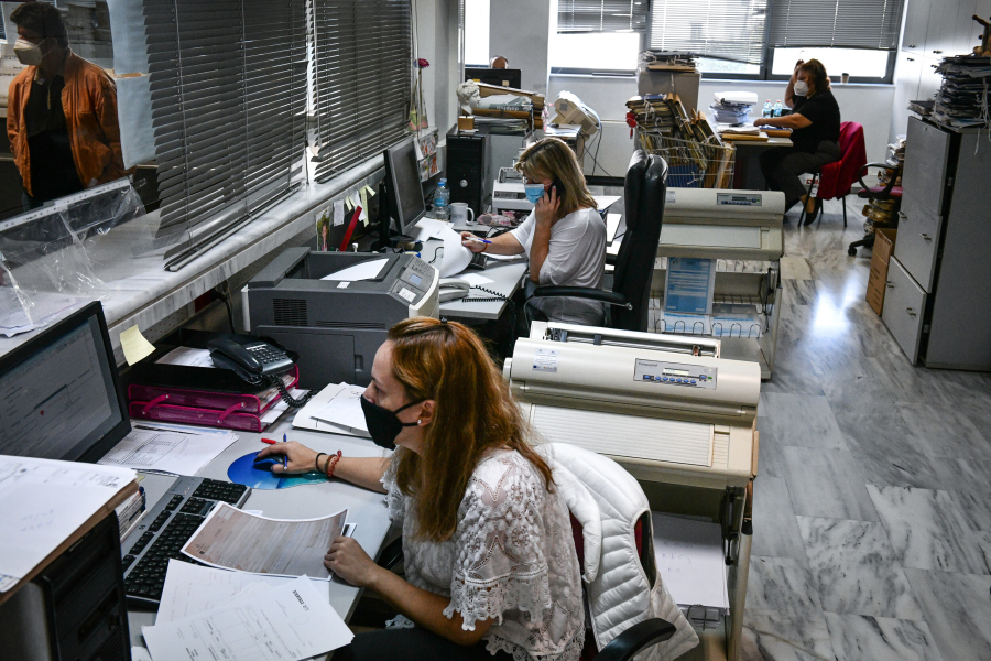 Τέλος τα rapid test στο Δημόσιο, τι ορίζει νέα εγκύκλιος για καραντίνα και άδεια κορονοϊού