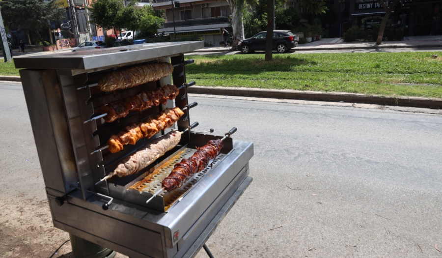 Γιορτάζουν το Πάσχα με χορούς και τραγούδια: Ψήνουν σε δρόμους, αυλές, μπαλκόνια