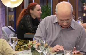 First Dates: Βγήκε ραντεβού και έβλεπε τον Ολυμπιακό στο κινητό (βίντεο)