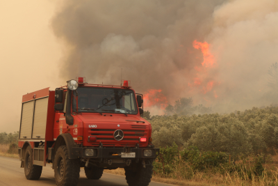 Ανεξέλεγκτα καίει η φωτιά στον Έβρο, μεγάλη αναζωπύρωση στην Κοτρωνιά, μήνυμα 112 για εκκενώσεις οικισμών 