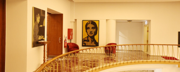 Η «Κάλλας» του Ιωαννίδη δωρεά στο Ολύμπια: Δείτε το σχεδόν 2 μέτρα πορτρέτο από χρυσό γκλίτερ