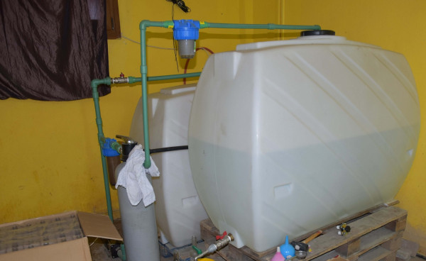 Θεσσαλονίκη: Νοίκιασε σπίτι και έστησε παράνομο εργαστήριο εμφιάλωσης γνωστών αλκοολούχων ποτών (pics)