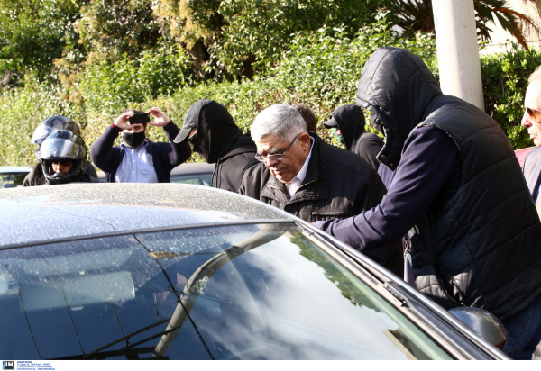 Παραδόθηκε ο Μιχαλολιάκος - Τραμπουκισμοί και επίθεση σε δημοσιογράφους έξω από το σπίτι του (pics&vid)