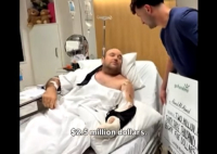 «Το αξίζω;»: Ο ήρωας του Σίδνεϊ παρέλαβε επιταγή 2,5 εκατ. δολαρίων από δωρεές (Βίντεο)