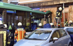 Σχολικό λεωφορείο «καρφώθηκε» σε κτίριο - 21 παιδιά τραυματίστηκαν στην Γερμανία