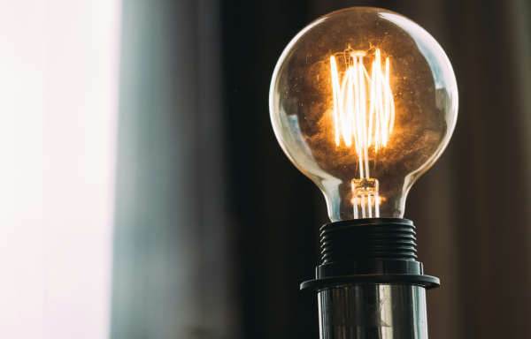 Δυναμικά τιμολόγια ρεύματος: Μεγάλες αποκλίσεις στις τιμές - Τι ισχύει για νοικοκυριά από 1η Απριλίου