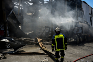 Έκρηξη και φωτιά σε εργοστάσιο στα Εξαμίλια Κορινθίας (βίντεο) - Εντοπίστηκαν ένας νεκρός και ένας τραυματίας