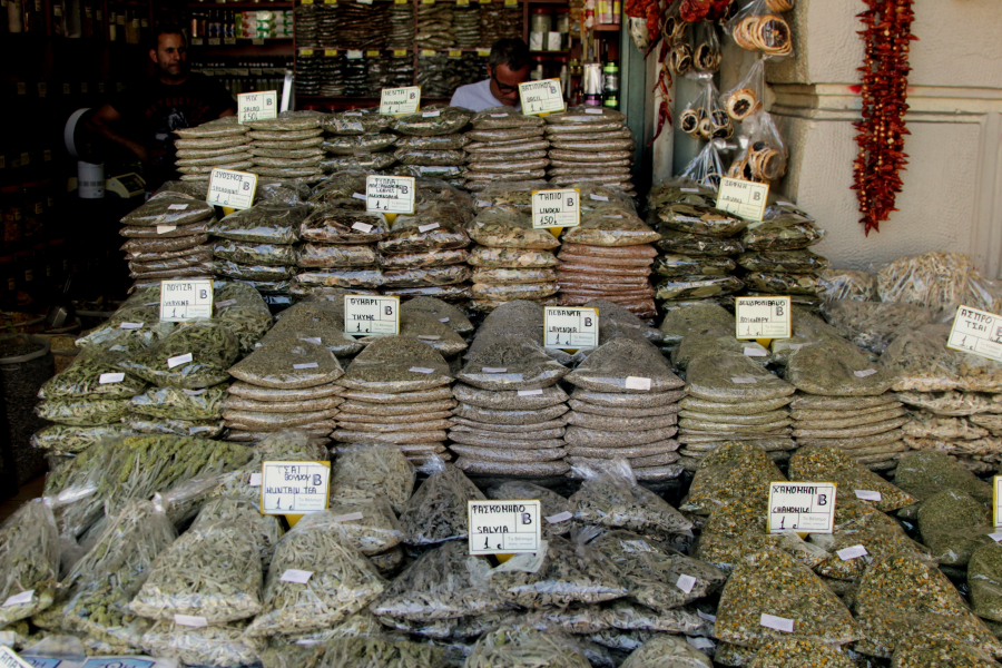 Μείωση ΦΠΑ σε αγροτικά αγαθά: Ποια προϊόντα εντάσσονται στο 13% και τι αλλάζει