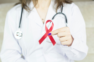 ΕΟΔΥ: Μείωση των νέων περιστατικών HIV, αλλά υψηλό το ποσοστό καθυστερημένης διάγνωσης