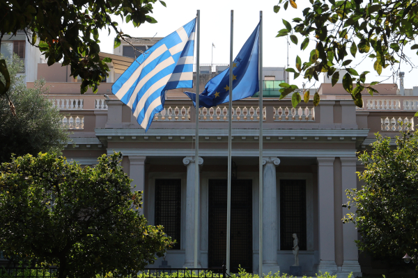Σε δεκαήμερη άδεια το... Μαξίμου