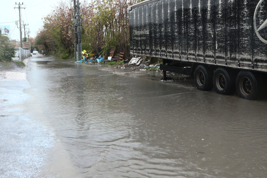 Η κακοκαιρία βρήκε «αδύναμη» την Αττική - Κλειστή η Λεωφόρος Αθηνών στο Δαφνί
