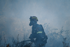 Εθελοντής πυροσβέστης πέφτει στο έδαφος μετά τη μάχη με τις φλόγες - Συγκλονιστικό βίντεο