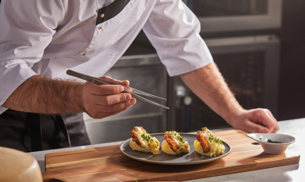 Ο Οδηγός MICHELIN 2027 για την Αθήνα, τη Θεσσαλονίκη και τη Σαντορίνη αναδεικνύει την Ελλάδα σε κορυφαίο γαστρονομικό προορισμό
