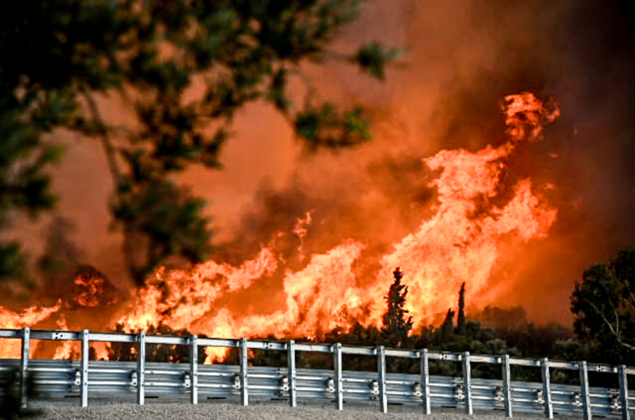 Ανεξέλεγκτη η φωτιά στην Πάτρα - Παραδόθηκαν στις φλόγες Χίος, Ζάκυνθος, Πρέβεζα, Άρτα