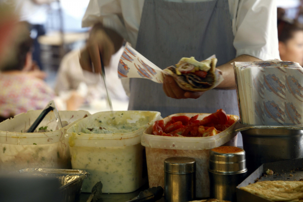 «Πιτόγυρο λέω και κλαίω», κοντεύει να φτάσει τα 4 ευρώ το σουβλάκι (βίντεο)