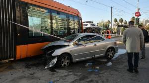 Καρέ - καρέ η σύγκρουση του ΙΧ με το τραμ στο Παλαιό Φάληρο