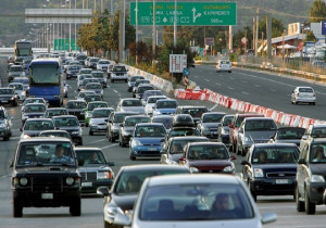 Μετ' εμποδίων η επιστροφή των εκδρομέων - Αυξημένη κίνηση σε πολλά σημεία του οδικού δικτύου