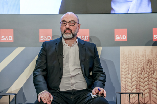 Αρναούτογλου προς Κομισιόν: Οι συνεπείς πολίτες πληρώνουν τις ρευματοκλοπές και η κυβέρνηση σιωπά