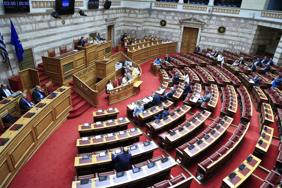 Ψηφίζεται σήμερα η τροπολογία για την αναστολή του ασύλου - Live από Βουλή