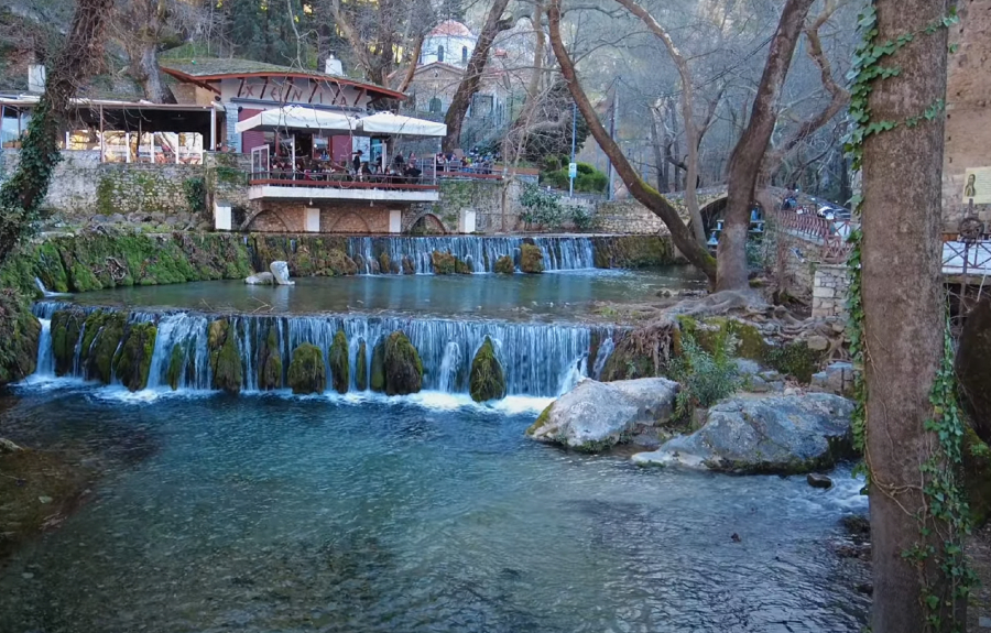 Η καταπράσινη «πόλη των νερών» 1,5 ώρα από την Αθήνα