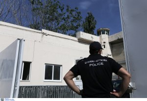 Κρατούμενοι των φυλακών Κορίνθου έδειραν σωφρονιστικό υπάλληλο και τον έστειλαν στο νοσοκομείο