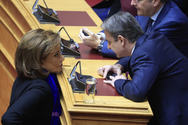 Ο Μητσοτάκης θυσίασε την Ντόρα για να απαξιώσει τον Καραμανλή