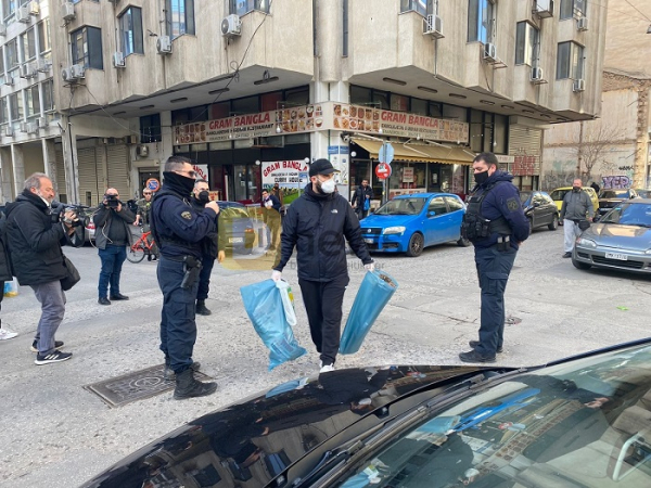 Δεκάδες κοντάρια αφαίρεσε η Αστυνομία από τον Σύνδεσμο του ΠΑΟΚ στην Ομόνοια (εικόνες&amp;βίντεο)