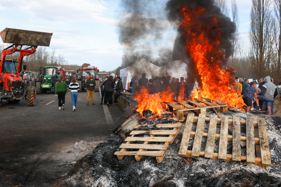 Οργή αγροτών και στη Γαλλία: Απέκλεισαν δρόμους και σιδηρόδρομο (Βίντεο)