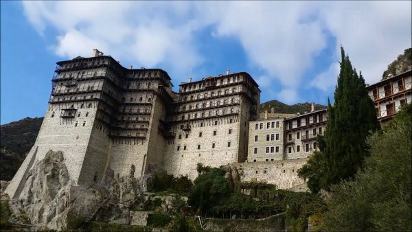 Κορονοϊός: Προσκυνητές στο 'Αγιο 'Ορος μπήκαν σε καραντίνα - Στο ΑΧΕΠΑ ο μοναχός που βρέθηκε θετικός