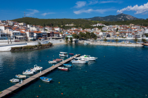 Το θέρετρο που βουλιάζει από τουρίστες αλλά και... κορονοϊό: Τι συμβαίνει με τα κρούσματα στα νησιά
