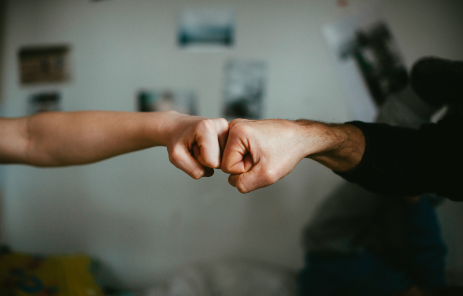 Κάνει κακό το «κρακ» στα δάχτυλά μας; Μια ειδικός εξηγεί