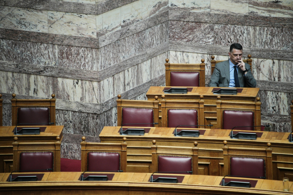ΠΑΣΟΚ για Μπεκίρη: Δεν απάντησε για το ΦΕΚ και το πτυχίο - Για να αποχωρεί μάλλον δεν είχε τίποτα από τα δύο