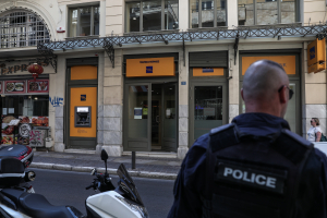 Συνελήφθη ο φερόμενος ως δράστης της ληστείας στην Μητροπόλεως, είχε πάνω του καλάσνικοφ και δύο πιστόλια
