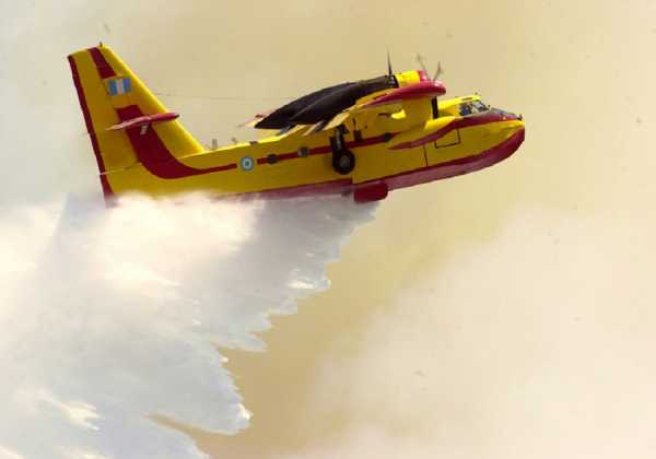 Τους πιλότους του canadair που έκανε αναγκαστική προσγείωση στα Δερβενοχώρια τίμησε Τόσκας