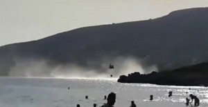 Φωτιά στην Εύβοια: Η στιγμή που το ελικόπτερο παίρνει νερό από τη θάλασσα (video)