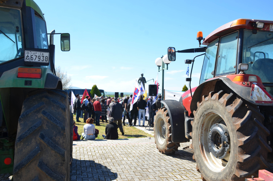 Κοζάνη: Αγρότες απέκλεισαν το Τελωνείο Καστοριάς κι έστησαν μπλόκο στην Περιφέρεια
