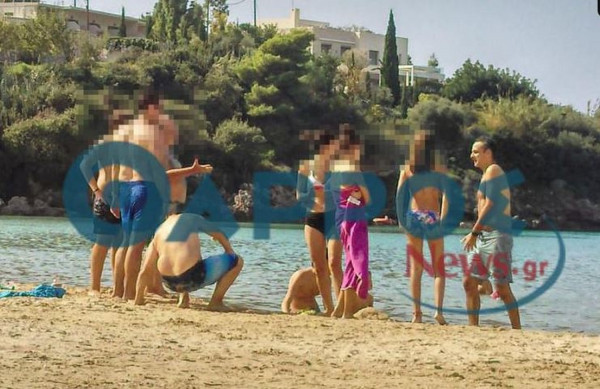 Για κυριακάτικο μπάνιο στη Στούπα ο Κυριάκος Μητσοτάκης με τη Μαρέβα και φίλους (pics)