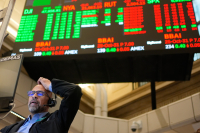Πιέσεις στη Wall Street - Οι ρευστοποιήσεις σε μετοχές AI «λυγίζουν» την αγορά