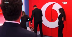 Εκτός ελέγχου οι «διάσημοι» στο αλβανικό Big Brother: Ξύλο στον ημιτελικό και επέμβαση της αστυνομίας (βίντεο)