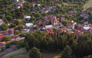 Το άγνωστο χωριό της Ελλάδας χωμένο μέσα σε ένα δάσος