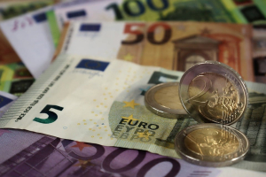 Για ξέπλυμα μαύρου χρήματος ερευνάται ο αστυνομικός της Βουλής που ασελγούσε στα παιδιά του