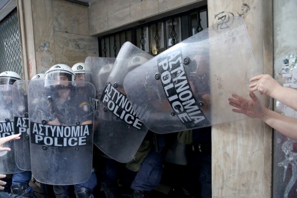 Έπεσε ξύλο σε διαμαρτυρία κατά των πλειστηριασμών στην Αθήνα - Ένας τραυματίας
