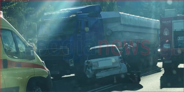 Καραμπόλα τριών οχημάτων στην παραλιακή Αθηνών-Σουνίου - Οδηγός «έφυγε» από το παρμπρίζ