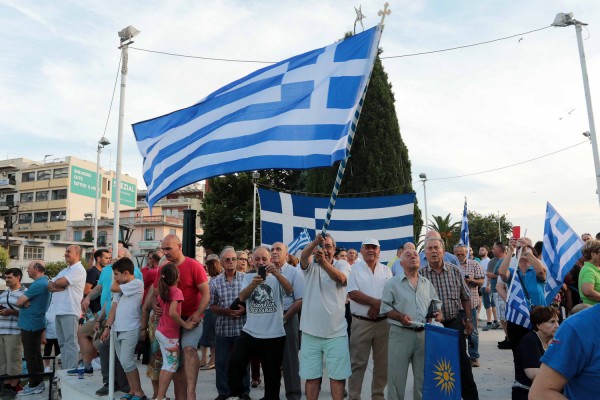 «Η Μακεδονία είναι μία και ελληνική» φώναξαν χιλιάδες κόσμου σε 23 πόλεις της χώρας