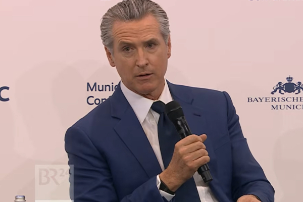 Διάσκεψη Ασφαλείας του Μονάχου: Νιούσομ - Ο Τραμπ είναι ο πιο καταστροφικός πρόεδρος στην ιστορία των ΗΠΑ